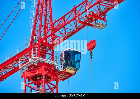 Red Construction Crane in der Stadtentwicklung, Blick auf Augenhöhe Stockfoto