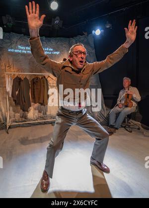 Das Finborough Theatre, London, Großbritannien. Mai 2024. Dogstar Theatre’s preisgekrönte ein-Mann-Show The Tailor of Inverness, die die Geschichte von Matthew Zajacs Vater auf seiner Reise vom vom Krieg zerrütteten Polen/der Ukraine nach Schottland erzählt… Aber war der Schneider, der er sagte? Die Show findet vom 14. Mai bis 8. Juni statt. Quelle: Malcolm Park/Alamy Live News Stockfoto