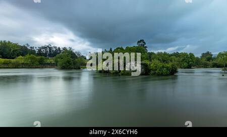 Lange Exposition bei Azenhas de Adaufe, alten Wassermühlen am Fluss, Braga, nördlich von Portugal. Stockfoto