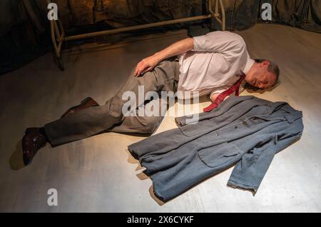 Das Finborough Theatre, London, Großbritannien. Mai 2024. Dogstar Theatre’s preisgekrönte ein-Mann-Show The Tailor of Inverness, die die Geschichte von Matthew Zajacs Vater auf seiner Reise vom vom Krieg zerrütteten Polen/der Ukraine nach Schottland erzählt… Aber war der Schneider, der er sagte? Die Show findet vom 14. Mai bis 8. Juni statt. Quelle: Malcolm Park/Alamy Live News Stockfoto