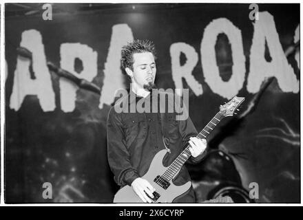 JERRY HORTON, PAPA ROACH, READING FESTIVAL, 2001: Gitarrist Jerry Horton von der Band Papa Roach spielt am 26. August 2001 auf dem Reading Festival, UK. Foto: Rob Watkins. INFO: Papa Roach, eine US-amerikanische Rockband, die 1993 in Vacaville, Kalifornien gegründet wurde, erlangte mit ihrer Fusion aus Nu-Metal und Alternative Rock Bekanntheit. Hits wie „Last Resort“ und „SCARS“ machten sie berühmt und festigten ihren Status als Ikonen der Rockszene der frühen 2000er Jahre. Stockfoto