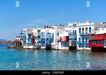 Mykonos, Griechenland - 7. Mai 2024: Malerisches Stadtviertel Little Venice in der Nähe der Altstadt von Mykonos mit hellem Sonnenschein und Meerblick *** Malerisches Stadtviertel Little Venice Klein Venedig nahe der Altstadt Mykonos bei strahlendem Sonnenschein und Blick aufs Meer Stockfoto