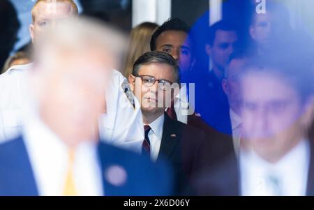 New York, Usa. Mai 2024. Der Sprecher des Repräsentantenhauses Mike Johnson hört zu, wie der ehemalige US-Präsident Donald Trump am Dienstag, den 14. Mai 2024, zu seinem Strafverfahren am Manhattan Criminal Court in New York kommt. Michael Cohen, ein ehemaliger Fixer und persönlicher Anwalt von Trump, wird voraussichtlich weiterhin im Schweigegeld-Strafprozess gegen den ehemaligen Präsidenten aussagen. Poolfoto von Justin Lane/UPI Credit: UPI/Alamy Live News Stockfoto