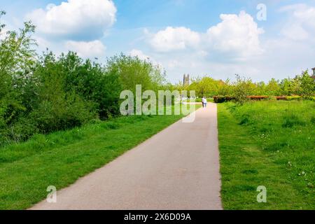 Fußweg am Ufer des Flusses Severn in Worcester mit der Kathedrale von Worcester in der Ferne Stockfoto