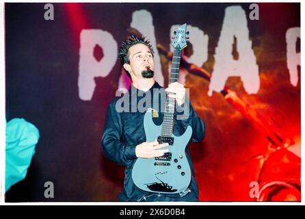 JERRY HORTON, PAPA ROACH, READING FESTIVAL, 2001: Gitarrist Jerry Horton von der Band Papa Roach spielt am 26. August 2001 auf dem Reading Festival, UK. Foto: Rob Watkins. INFO: Papa Roach, eine US-amerikanische Rockband, die 1993 in Vacaville, Kalifornien gegründet wurde, erlangte mit ihrer Fusion aus Nu-Metal und Alternative Rock Bekanntheit. Hits wie „Last Resort“ und „SCARS“ machten sie berühmt und festigten ihren Status als Ikonen der Rockszene der frühen 2000er Jahre. Stockfoto