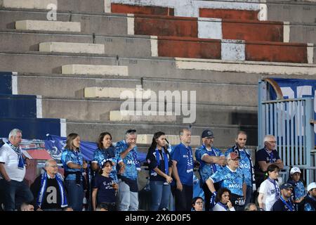 Como, Italien. Mai 2024. Como 1907 Fans schauen beim Spiel der Serie B im Stadio Giuseppe Sinigaglia, Como, zu. Der Bildnachweis sollte lauten: Jonathan Moscrop/Sportimage Credit: Sportimage Ltd/Alamy Live News Stockfoto