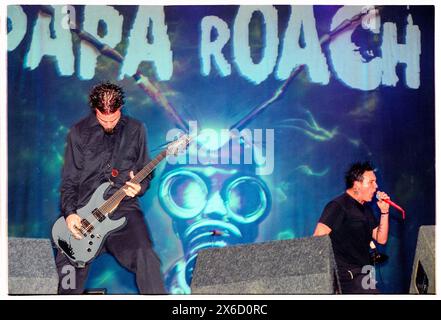 PAPA ROACH, READING FESTIVAL, 2001: Gitarrist Jerry Horton und Sänger Jacoby Shaddix der Band Papa Roach spielte am 26. August 2001 auf dem Reading Festival, Reading, UK. Foto: Rob Watkins. INFO: Papa Roach, eine US-amerikanische Rockband, die 1993 in Vacaville, Kalifornien gegründet wurde, erlangte mit ihrer Fusion aus Nu-Metal und Alternative Rock Bekanntheit. Hits wie „Last Resort“ und „SCARS“ machten sie berühmt und festigten ihren Status als Ikonen der Rockszene der frühen 2000er Jahre. Stockfoto