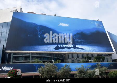 Frankreich, Cannes, das offizielle Plakat für die 77. Internationalen Filmfestspiele mit einem Bild des Films Rhapsodie en Août von Akira Kurosawa. Stockfoto