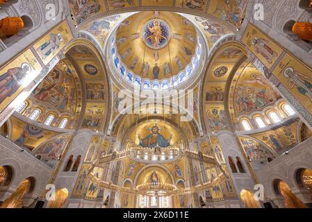 Das äußerst verzierte und dekorative Innere der St. Sava Kirche oder des Tempels. Eine der größten orthodoxen Kirchen der Welt. April 2024. Stockfoto