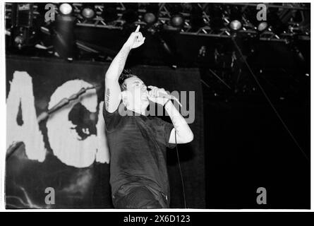 PAPA ROACH, READING FESTIVAL, 2001: Sänger Jacoby Shaddix von der Band Papa Roach mit einer Narbe auf der Stirn beim Reading Festival, Reading, UK am 26. August 2001. Foto: Rob Watkins. INFO: Papa Roach, eine US-amerikanische Rockband, die 1993 in Vacaville, Kalifornien gegründet wurde, erlangte mit ihrer Fusion aus Nu-Metal und Alternative Rock Bekanntheit. Hits wie „Last Resort“ und „SCARS“ machten sie berühmt und festigten ihren Status als Ikonen der Rockszene der frühen 2000er Jahre. Stockfoto