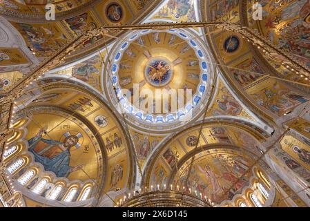 Das äußerst verzierte und dekorative Innere der St. Sava Kirche oder des Tempels. Eine der größten orthodoxen Kirchen der Welt. April 2024. Stockfoto