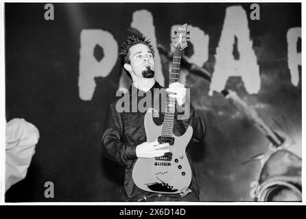 JERRY HORTON, PAPA ROACH, READING FESTIVAL, 2001: Gitarrist Jerry Horton von der Band Papa Roach spielt am 26. August 2001 auf dem Reading Festival, UK. Foto: Rob Watkins. INFO: Papa Roach, eine US-amerikanische Rockband, die 1993 in Vacaville, Kalifornien gegründet wurde, erlangte mit ihrer Fusion aus Nu-Metal und Alternative Rock Bekanntheit. Hits wie „Last Resort“ und „SCARS“ machten sie berühmt und festigten ihren Status als Ikonen der Rockszene der frühen 2000er Jahre. Stockfoto