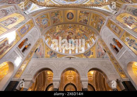 Das äußerst verzierte und dekorative Innere der St. Sava Kirche oder des Tempels. Eine der größten orthodoxen Kirchen der Welt. April 2024. Stockfoto