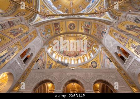 Das äußerst verzierte und dekorative Innere der St. Sava Kirche oder des Tempels. Eine der größten orthodoxen Kirchen der Welt. April 2024. Stockfoto