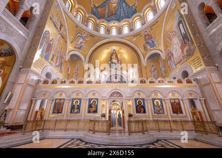 Das äußerst verzierte und dekorative Innere der St. Sava Kirche oder des Tempels. Eine der größten orthodoxen Kirchen der Welt. April 2024. Stockfoto