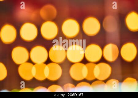 Goldene Bokeh-Lichter bei Nacht, weicher Hintergrund Stockfoto
