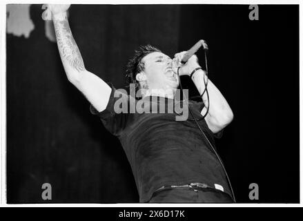 PAPA ROACH, READING FESTIVAL, 2001: Sänger Jacoby Shaddix von der Band Papa Roach mit einer Narbe auf der Stirn beim Reading Festival, Reading, UK am 26. August 2001. Foto: Rob Watkins. INFO: Papa Roach, eine US-amerikanische Rockband, die 1993 in Vacaville, Kalifornien gegründet wurde, erlangte mit ihrer Fusion aus Nu-Metal und Alternative Rock Bekanntheit. Hits wie „Last Resort“ und „SCARS“ machten sie berühmt und festigten ihren Status als Ikonen der Rockszene der frühen 2000er Jahre. Stockfoto