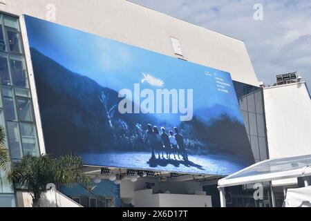 Frankreich, Cannes, das offizielle Plakat für die 77. Internationalen Filmfestspiele mit einem Bild des Films Rhapsodie en Août von Akira Kurosawa. Stockfoto