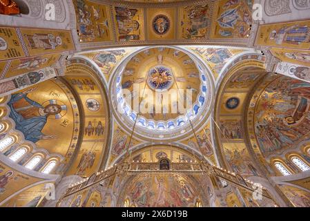 Das äußerst verzierte und dekorative Innere der St. Sava Kirche oder des Tempels. Eine der größten orthodoxen Kirchen der Welt. April 2024. Stockfoto