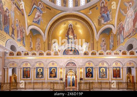 Das äußerst verzierte und dekorative Innere der St. Sava Kirche oder des Tempels. Eine der größten orthodoxen Kirchen der Welt. April 2024. Stockfoto