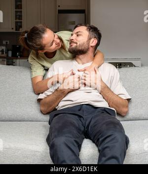 Ein echtes junges, erwachsenes Paar, das am Wochenende verliebt ist. Beziehung und Liebe. Stockfoto
