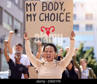 Poster mit feministischer Unterstützung für Körperautonomie, Solidarität oder Politik. Menschen, Gruppe und Abtreibung zur Fortpflanzung Stockfoto