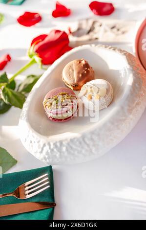 Ein Stapel Makronen. Frühlingszusammensetzung von Macarons mit Blüten. Stockfoto