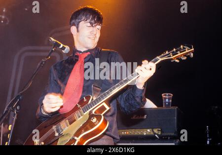 LOUIS ELIOT, RIALTO, 1998: Louis Eliot von der Band Rialto spielte am 15. Februar 1998 live auf einer frühen UK-Tour im Newport Centre in Wales. Foto: Rob Watkins. INFO: Rialto, eine britische Indie-Rock-Band, die 1997 in London gegründet wurde, faszinierte das Publikum mit ihrem anspruchsvollen Pop-Sound und ihren witzigen Texten. Hits wie „Monday Morning 5:19“ und „Untouchable“ zeigten ihre melodische Handwerkskunst. Stockfoto