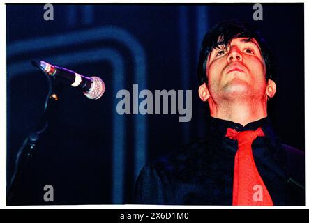 LOUIS ELIOT, RIALTO, 1998: Louis Eliot von der Band Rialto spielte am 15. Februar 1998 live auf einer frühen UK-Tour im Newport Centre in Wales. Foto: Rob Watkins. INFO: Rialto, eine britische Indie-Rock-Band, die 1997 in London gegründet wurde, faszinierte das Publikum mit ihrem anspruchsvollen Pop-Sound und ihren witzigen Texten. Hits wie „Monday Morning 5:19“ und „Untouchable“ zeigten ihre melodische Handwerkskunst. Stockfoto