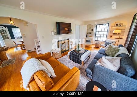 Elegantes Wohnzimmer mit modernen und traditionellen Elementen, Blick auf die Hochauge Stockfoto