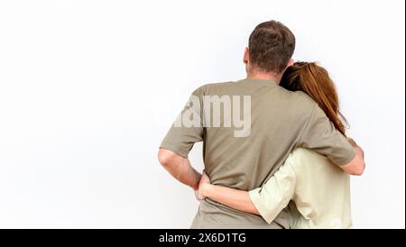 Rückansicht des kaukasischen heterosexuellen Umarmungspaares isoliert auf weißem Hintergrund. Stockfoto