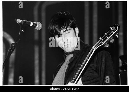 LOUIS ELIOT, RIALTO, 1998: Louis Eliot von der Band Rialto spielte am 15. Februar 1998 live auf einer frühen UK-Tour im Newport Centre in Wales. Foto: Rob Watkins. INFO: Rialto, eine britische Indie-Rock-Band, die 1997 in London gegründet wurde, faszinierte das Publikum mit ihrem anspruchsvollen Pop-Sound und ihren witzigen Texten. Hits wie „Monday Morning 5:19“ und „Untouchable“ zeigten ihre melodische Handwerkskunst. Stockfoto