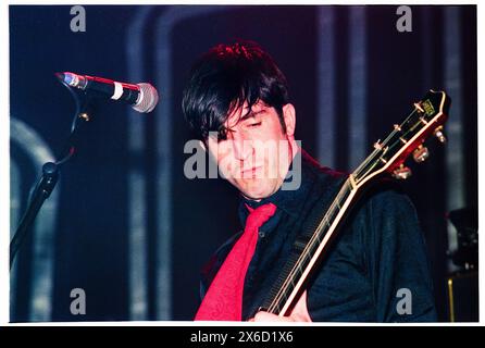 LOUIS ELIOT, RIALTO, 1998: Louis Eliot von der Band Rialto spielte am 15. Februar 1998 live auf einer frühen UK-Tour im Newport Centre in Wales. Foto: Rob Watkins. INFO: Rialto, eine britische Indie-Rock-Band, die 1997 in London gegründet wurde, faszinierte das Publikum mit ihrem anspruchsvollen Pop-Sound und ihren witzigen Texten. Hits wie „Monday Morning 5:19“ und „Untouchable“ zeigten ihre melodische Handwerkskunst. Stockfoto