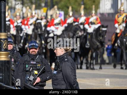 Bewaffnete Polizisten im Dienst in Westminster für König Charles' erste Eröffnung des Parlaments als König. November 2023 Stockfoto