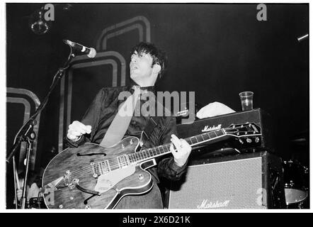 LOUIS ELIOT, RIALTO, 1998: Louis Eliot von der Band Rialto spielte am 15. Februar 1998 live auf einer frühen UK-Tour im Newport Centre in Wales. Foto: Rob Watkins. INFO: Rialto, eine britische Indie-Rock-Band, die 1997 in London gegründet wurde, faszinierte das Publikum mit ihrem anspruchsvollen Pop-Sound und ihren witzigen Texten. Hits wie „Monday Morning 5:19“ und „Untouchable“ zeigten ihre melodische Handwerkskunst. Stockfoto