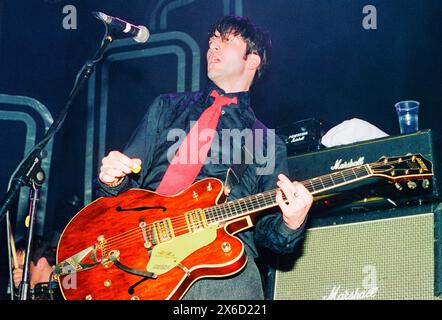 LOUIS ELIOT, RIALTO, 1998: Louis Eliot von der Band Rialto spielte am 15. Februar 1998 live auf einer frühen UK-Tour im Newport Centre in Wales. Foto: Rob Watkins. INFO: Rialto, eine britische Indie-Rock-Band, die 1997 in London gegründet wurde, faszinierte das Publikum mit ihrem anspruchsvollen Pop-Sound und ihren witzigen Texten. Hits wie „Monday Morning 5:19“ und „Untouchable“ zeigten ihre melodische Handwerkskunst. Stockfoto