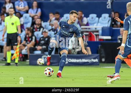 Kansas City, KS, USA. Mai 2024. Nemanja Radoja (6) kontrolliert den Ball gegen Houston Dynamo FC im Children's Mercy Park in Kansas City, KS. David Smith/CSM/Alamy Live News Stockfoto