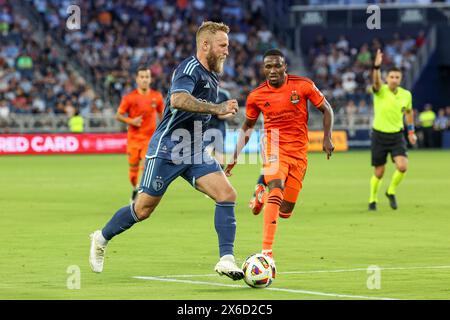 Kansas City, KS, USA. Mai 2024. Sporting Kansas City Stürmer Johnny Russell (7) dribbelt den Ball gegen Houston Dynamo FC im Children's Mercy Park in Kansas City, KS. David Smith/CSM/Alamy Live News Stockfoto