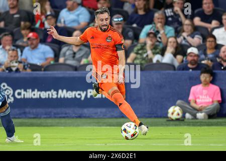 Kansas City, KS, USA. Mai 2024. Hector Herrera (16), Mittelfeldspieler Houston Dynamo FC, dribbelt im Children's Mercy Park in Kansas City, KS, gegen das Sporting Kansas City. David Smith/CSM/Alamy Live News Stockfoto