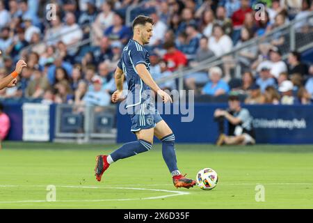 Kansas City, KS, USA. Mai 2024. Die Sporting Kansas City Mittelfeldspielerin Nemanja Radoja (6) dribbelt den Ball gegen Houston Dynamo FC im Children's Mercy Park in Kansas City, KS. David Smith/CSM/Alamy Live News Stockfoto