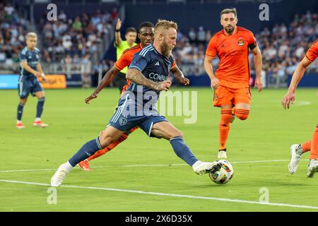 Kansas City, KS, USA. Mai 2024. Sporting Kansas City Stürmer Johnny Russell (7) dribbelt den Ball gegen Houston Dynamo FC im Children's Mercy Park in Kansas City, KS. David Smith/CSM/Alamy Live News Stockfoto