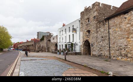 Southampton, Großbritannien - 24. April 2019: Blick auf die Straße von Southampton, alte Stadtmauern und das Schwein in den Wandräumen und Frühstück Stockfoto