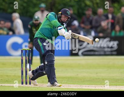 Der irische Graham Hume spielte beim dritten T20-Rennen auf dem Castle Avenue Cricket Ground in Dublin. Bilddatum: Dienstag, 14. Mai 2024. Stockfoto