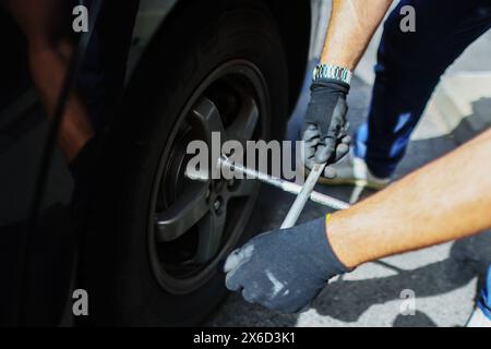 Automatische Mechaniker wechseln Reifen auf der Straße in Nahaufnahme Stockfoto