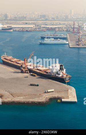 Dschidda, Saudi-Arabien - 22. Dezember 2019: Massengutschiff im islamischen Hafen von Dschidda an einem sonnigen Tag, vertikales Foto, Luftaufnahme Stockfoto