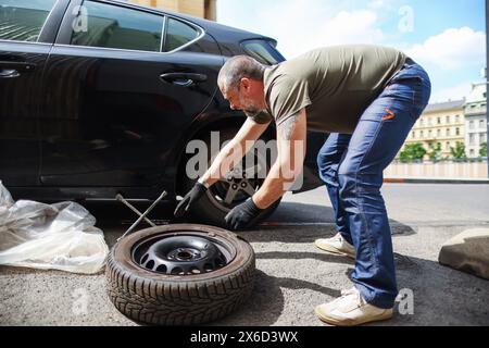 Automatischer Reifenwechsel im Auto auf der Straße Stockfoto