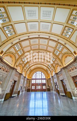 Großes Inneres des historischen Bahnhofs mit riesiger Decke und Weitwinkelblick Stockfoto