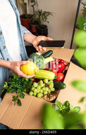 Gesunde Ernährung und Ernährung. Online-Bestellung von Bio-Gemüse aus Bauernhof auspacken. Lieferung von Lebensmitteln. Stockfoto