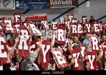 Mestre, Italien. Mai 2024. Umana Reyer Venezia Fans im Playoff - Umana Reyer Venezia vs UNAHOTELS Reggio Emilia, italienische Basketball Serie A Match in Mestre, Italien, 11. Mai 2024 Credit: Independent Photo Agency/Alamy Live News Stockfoto