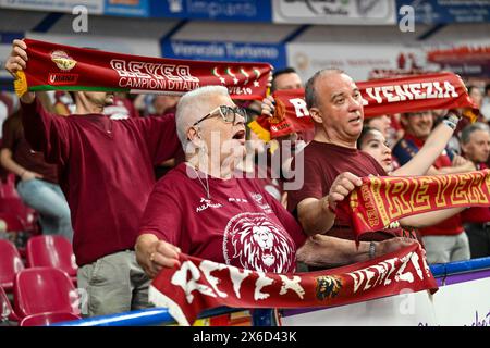 Mestre, Italien. Mai 2024. Umana Reyer Venezia Fans im Playoff - Umana Reyer Venezia vs UNAHOTELS Reggio Emilia, italienische Basketball Serie A Match in Mestre, Italien, 11. Mai 2024 Credit: Independent Photo Agency/Alamy Live News Stockfoto